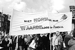Hundratusentals i marsch mot försämringar i Holland