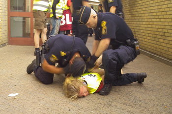 Här angrips de strejkande