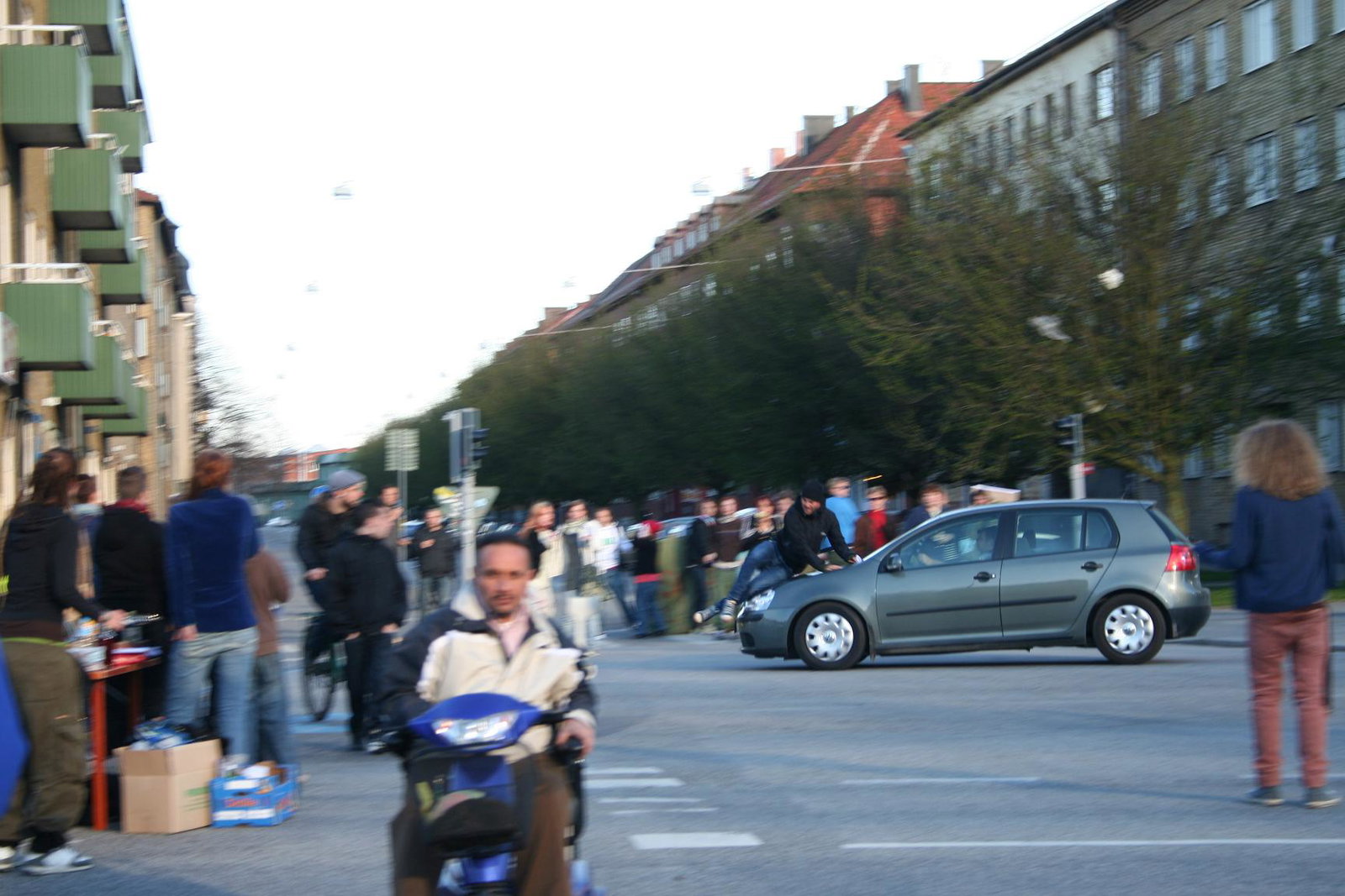 Fredliga demonstranter mejade av bilist