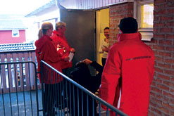 Knack, knack! Vänsterpartiet kommer på besök.