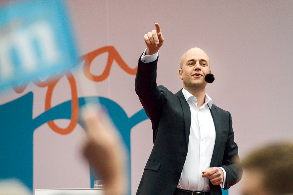 Taggad Reinfeldt kan inte rädda alliansen
