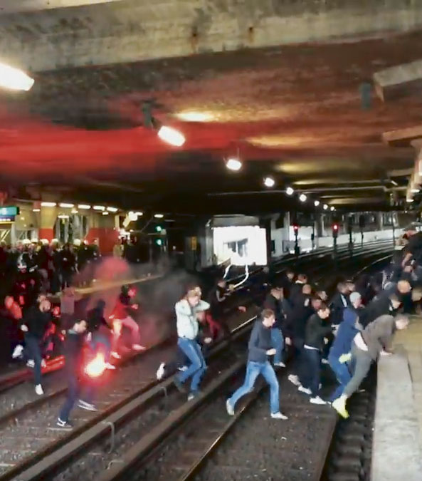 Resenärer går före supportrar