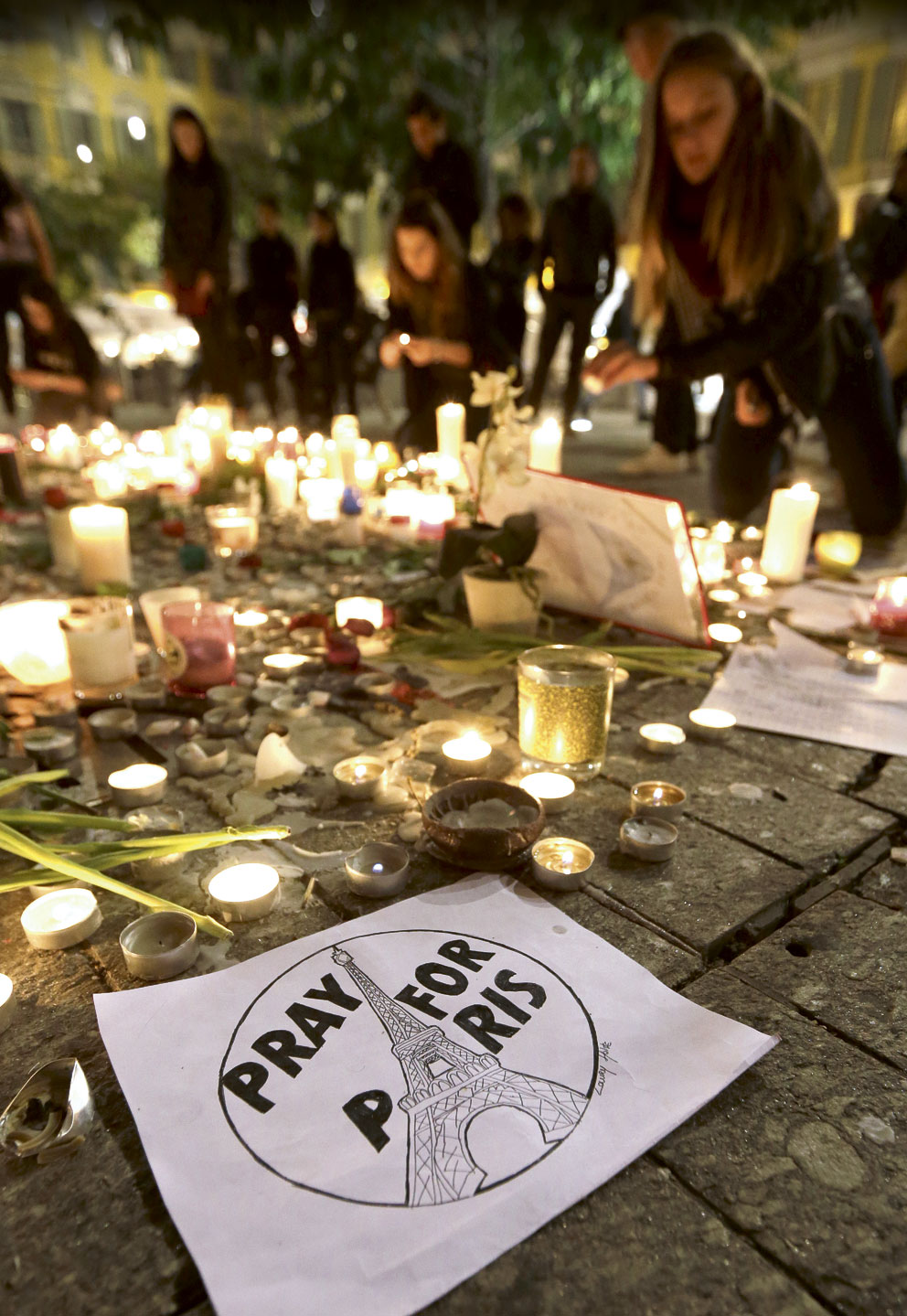 Frankrike i ”krigstillstånd” efter terrorattack