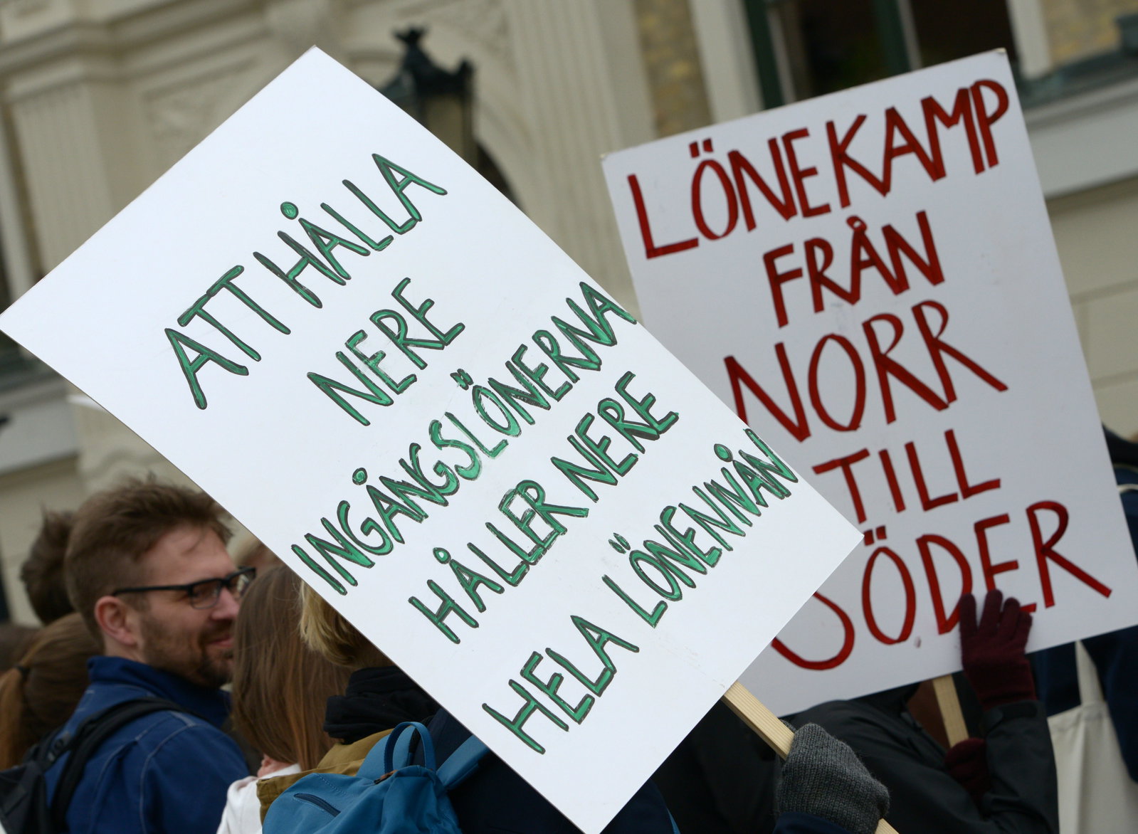 Motiveringarna skiftar – men ner ska lönerna