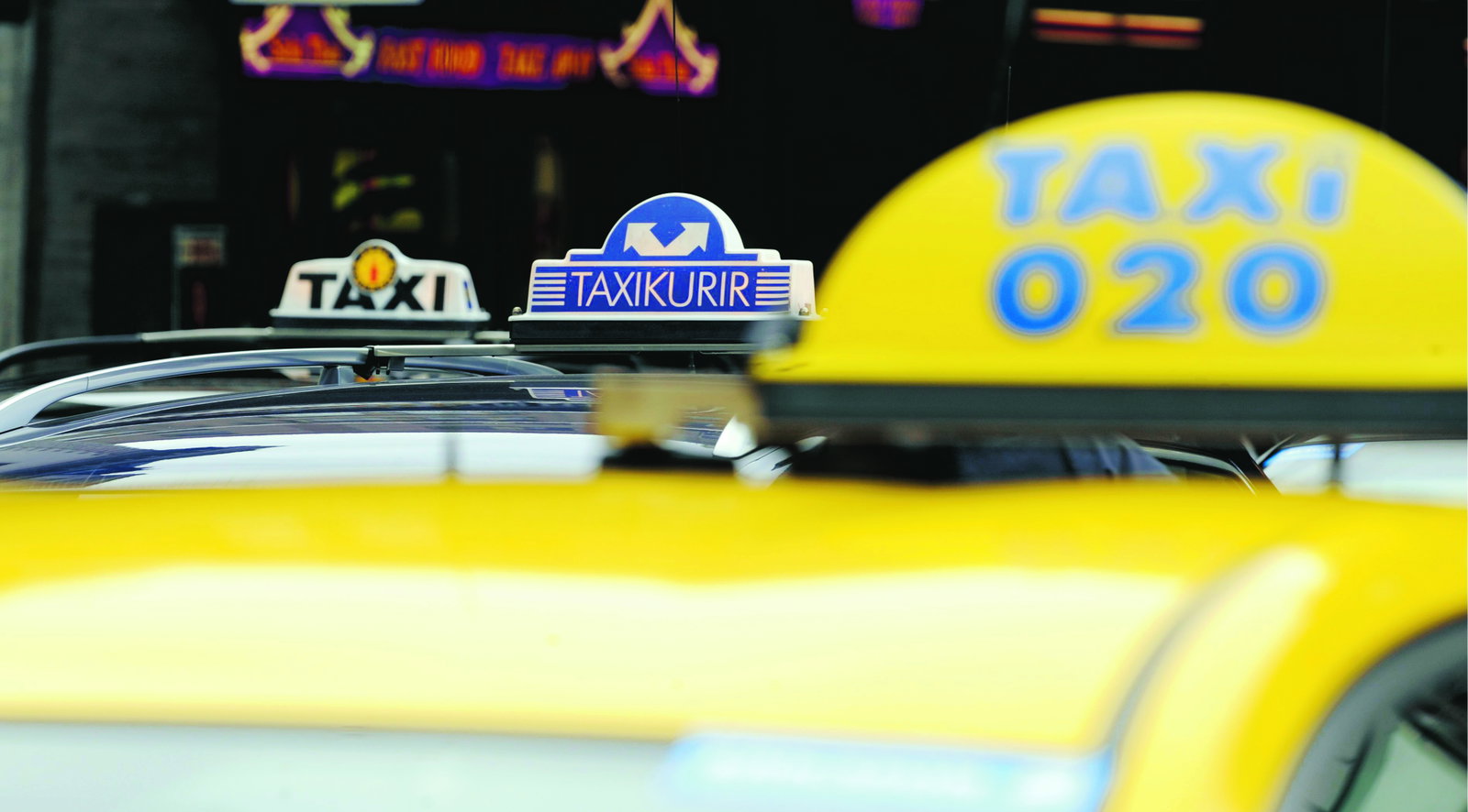 Olagliga löneavdrag drabbar taxiförare