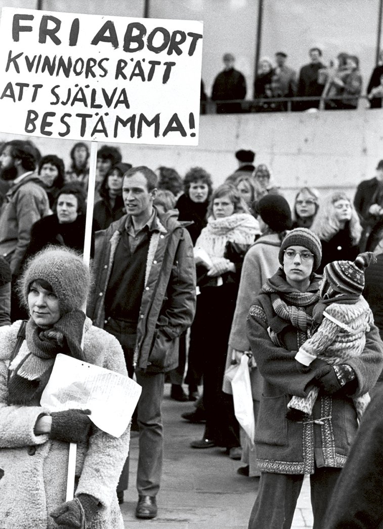 Stockholm 19740309 Demonstration på Internationella kvinnodagen i Stockholm. Plakat med krav på fri abort. Foto: Ragnhild Haarstad / SvD / SCANPIX / kod 30052
