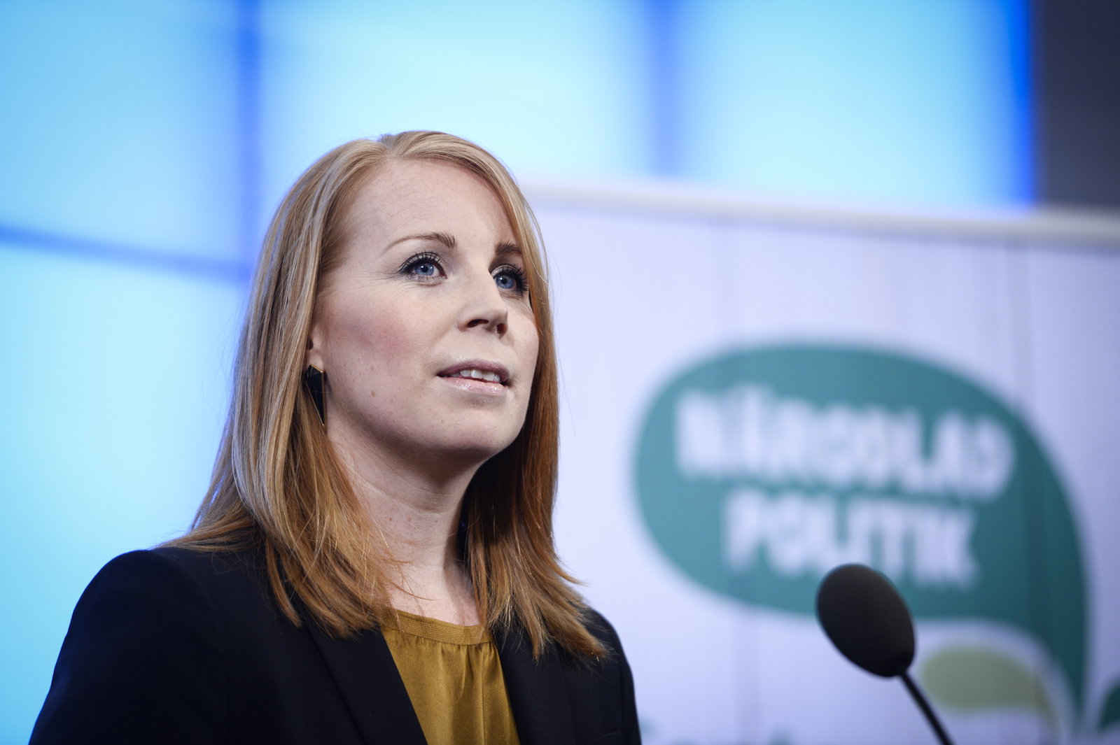 Annie Lööf krattar manegen