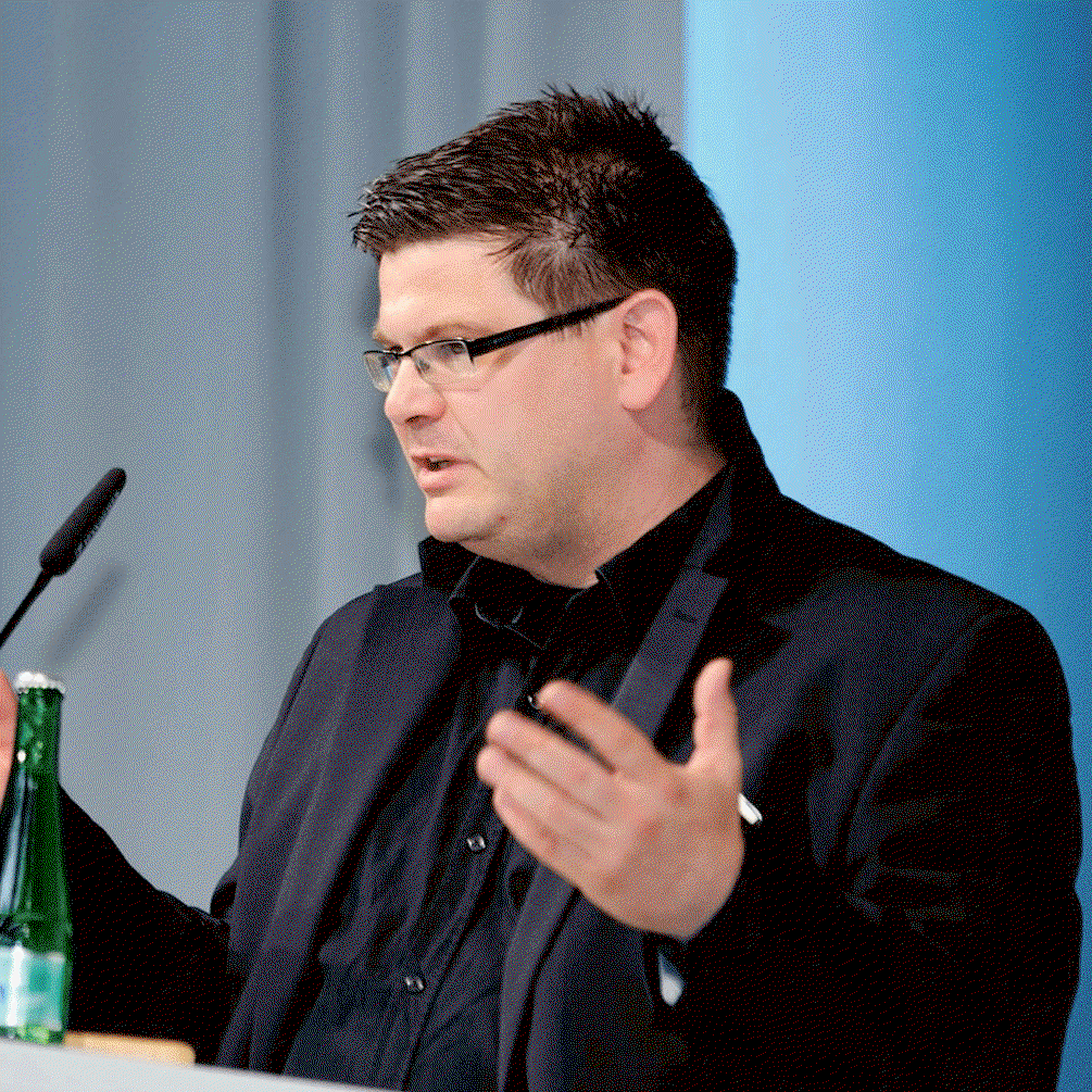Ockupation och protester efter drev mot bostadssekreterare