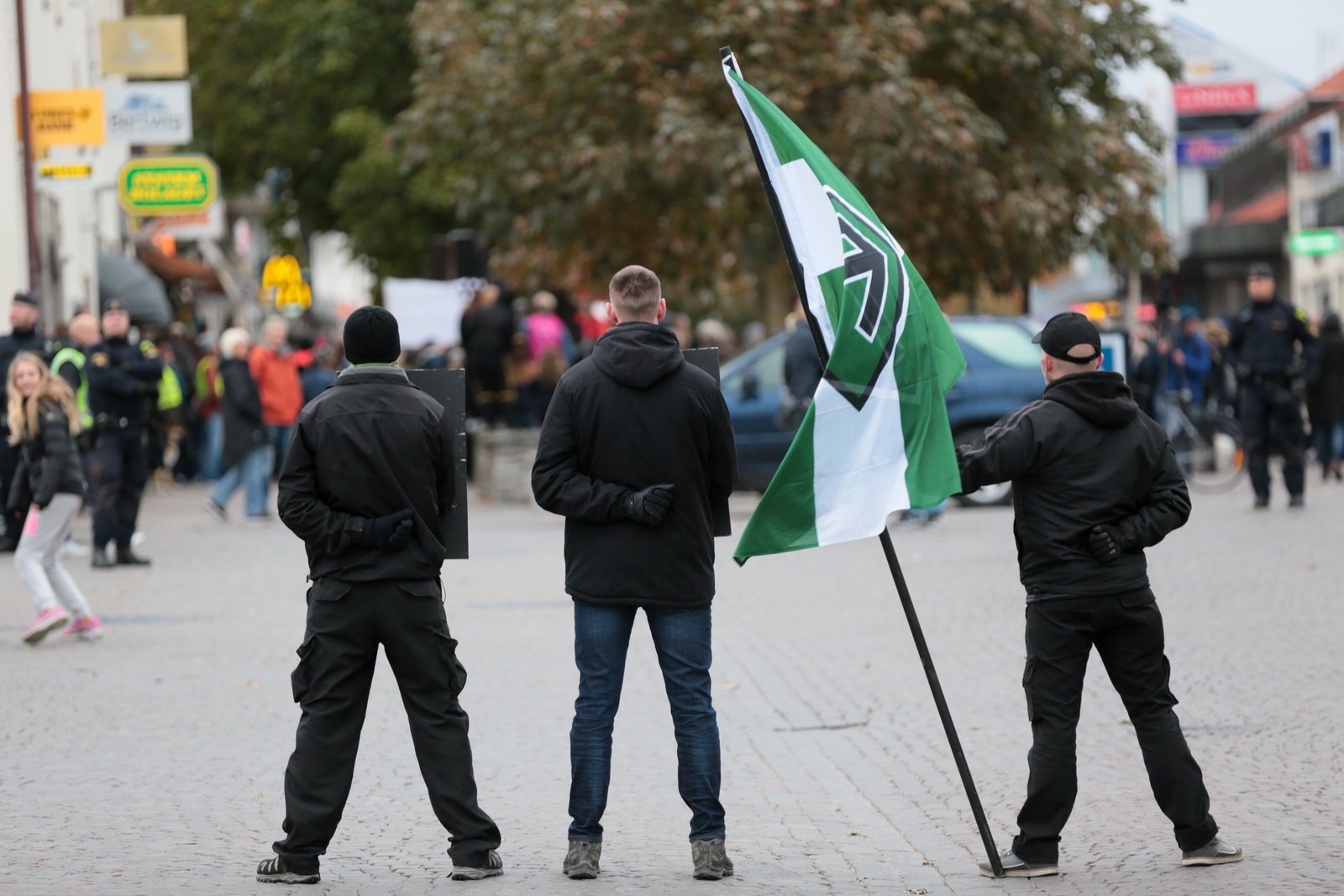 När blir nazivåldet terrorism?