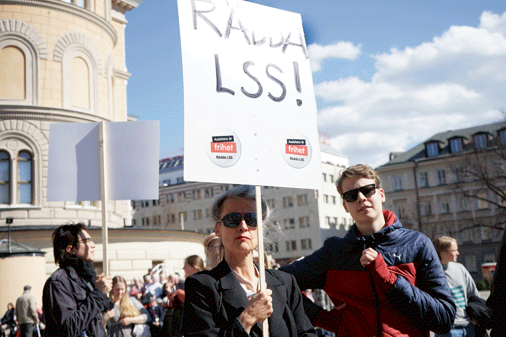 Nytt LSS-bakslag för regeringen: Forskare sågar regeringens siffror