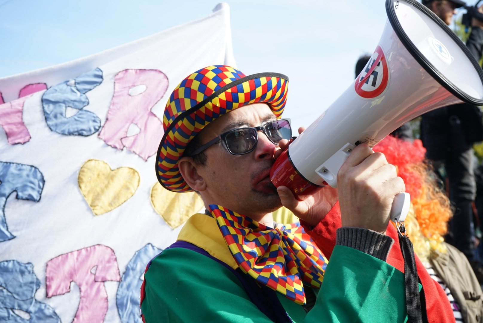 Clowner mot rasism utropar seger för motdemonstranterna.
