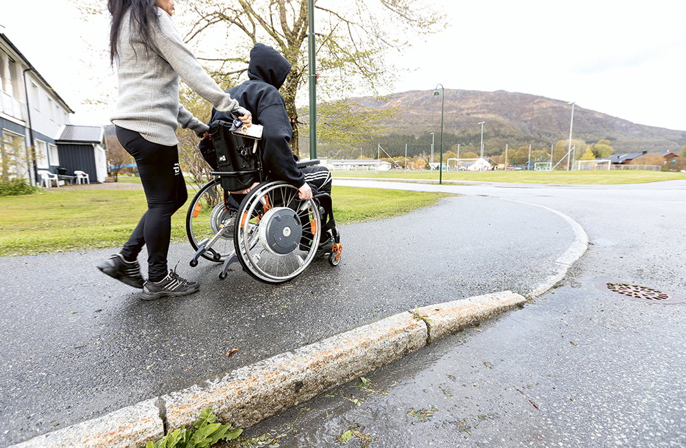 Den personliga assistenten måste släppas ut ur statarlängan och in i det moderna Sverige