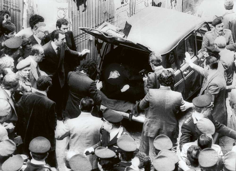 Den avrättade Aldo Moros lik påträffas i en bil nära kristdemokraternas partihögkvarter i Rom 1978. Foto: AP/TT.