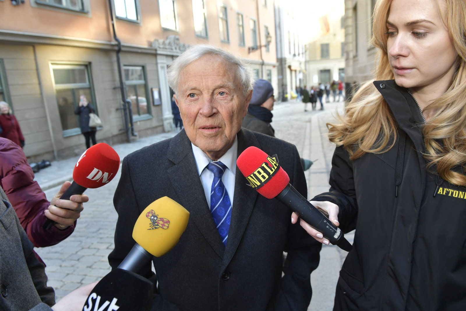Flickan bakom Akademiens dimridåer