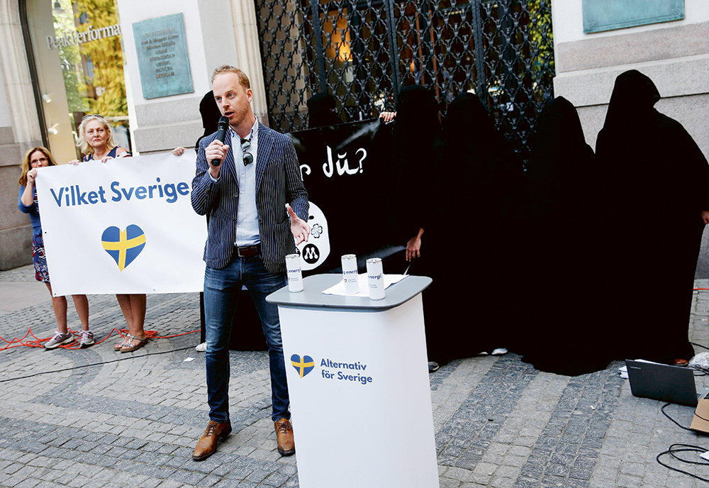 Betalföretagen blir mellanhänder för rasistisk verksamhet