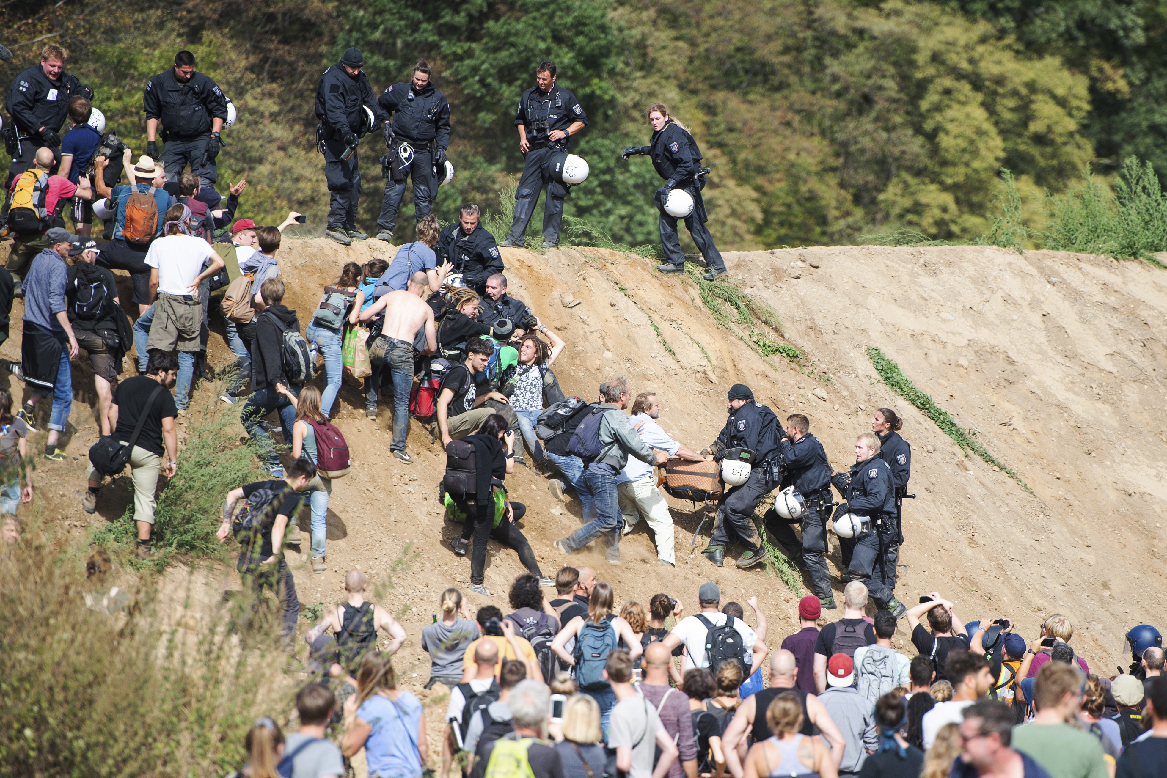 Polis och aktivister drabbar samman vid Hambach-skogen. Foto: Christophe Gateau/AP/TT.