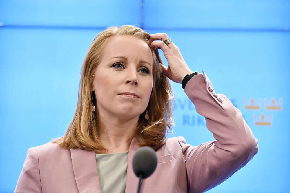 Annie Lööf gömmer huvudet i dyngstacken