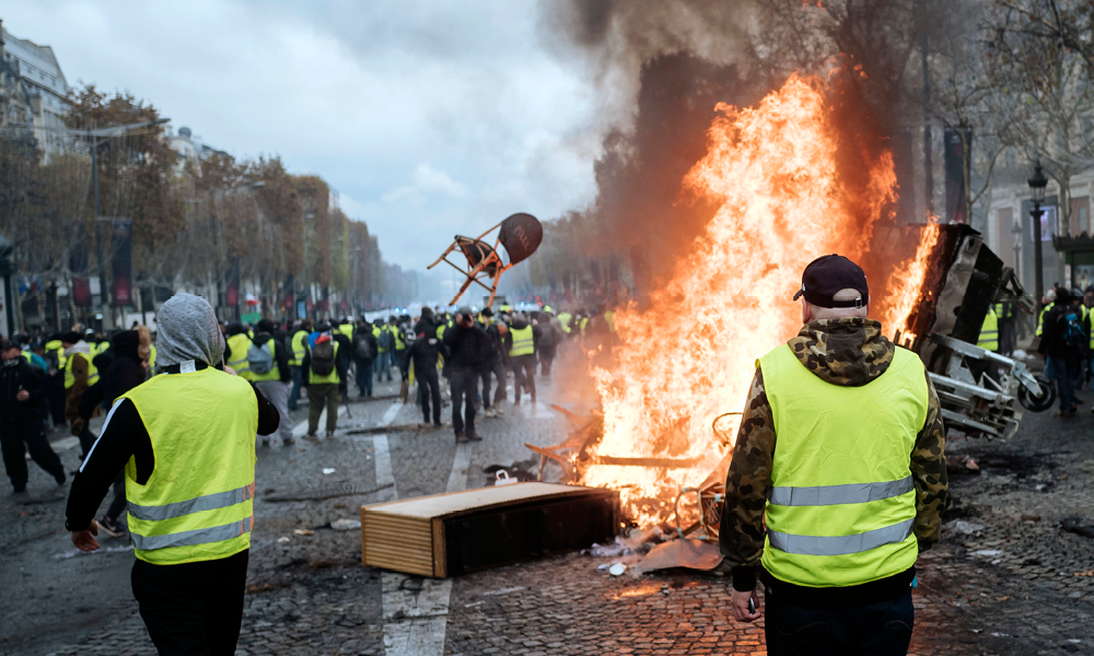 De gula västarna ökar trycket på Macron