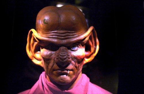 ©SCANPIX SWEDEN, 2001-11-17. Rymdutställiningen Star Trek på Tekniska museet. Bilden: En mask från utställningen. Science Fiction. Foto: Ingvar Karmhed/SCANPIX Code: 30082