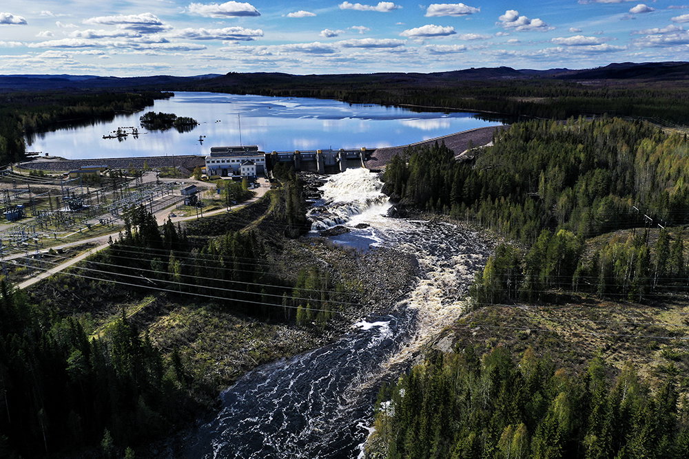Kryphålen låter vattenkraftsjättarna strunta i miljön
