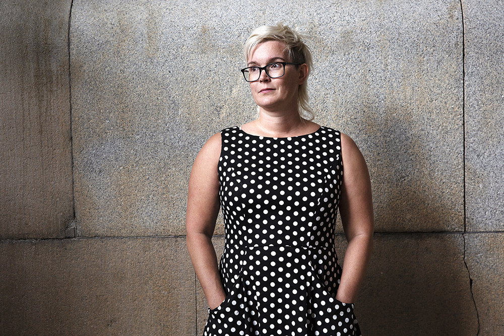 Stark debut om krokodiler, klass och moderskap