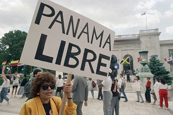 Demonstranter protesterar utanför OAS byggnad mot USA:s invasion av Panama den 7 maj 1989. Foto: Rick Bowmer/AP/TT