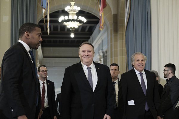 USA:s utrikesminister Mike Pompeo och Luís Almagro anländer till ett möte med OAS permanenta råd den 17 januari 2020. Foto: Michael A. McCoy/AP/TT 