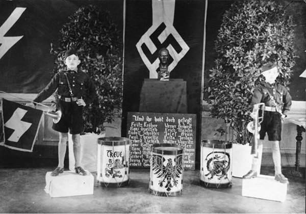 Kopplingen mellan Hitlers tredje rike och ekofascismen är många, och går åt båda håll. Från en tidig tysk nationalistisk miljörörelse fick Hitlerjugend både svastikan och pojkscoutsestetiken. Foto: Bundesarchiv.