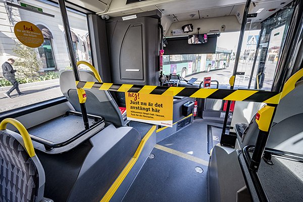 På flera håll i landet har resenärer med kollektivtrafiken spärrats av från all kontakt med föraren. Här på en buss i Malmö. Foto: Johan Nilsson/TT