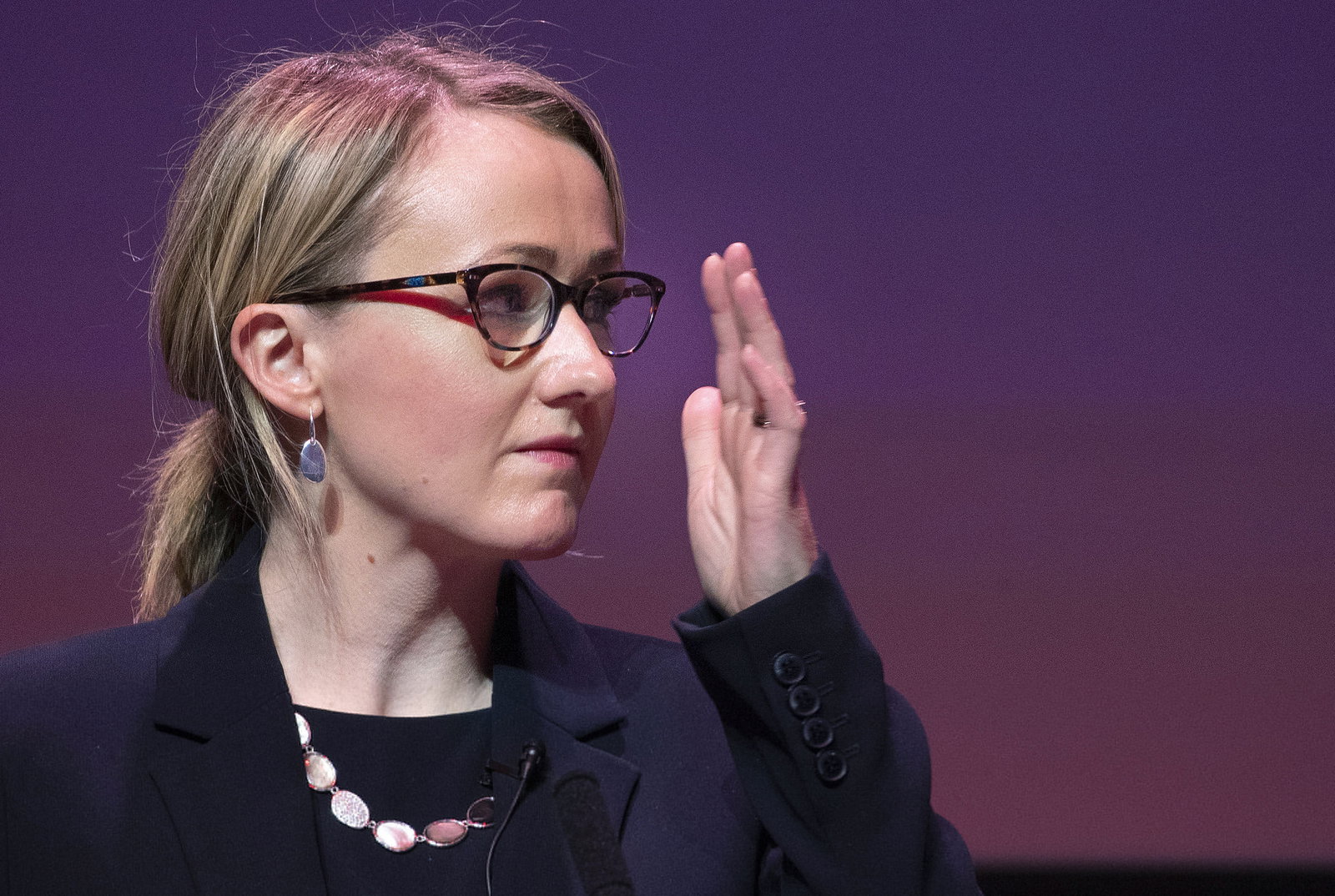 Labour visar nolltolerans mot partivänstern – Rebecca Long-Bailey petad