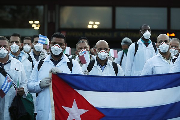 Ett kubanskt sjukvårdsteam anländer till Malpensa-flygplatsen i italienska Milano den 22 mars. Foto: Antonio Calanni/AP/TT