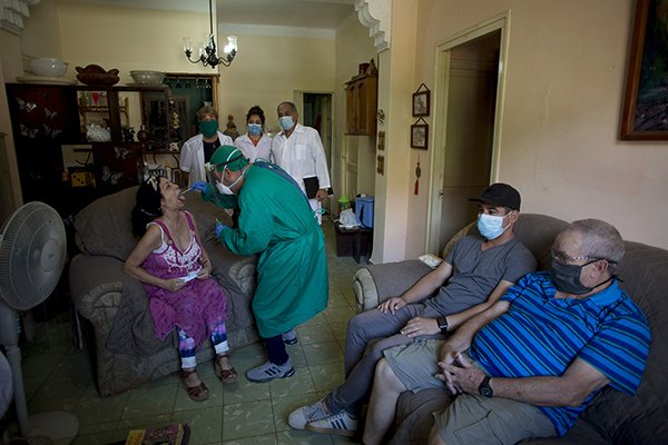 En familj blir testad för covid-19 i Havanna den 14 maj. Foto: Ismael Francisco/AP/TT