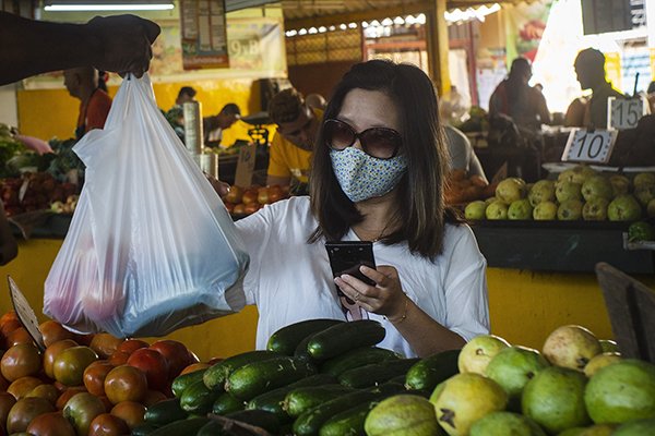 En kvinna handlar grönsaker på en marknad i Havanna. Foto: Ramon Espinosa/AP/TT