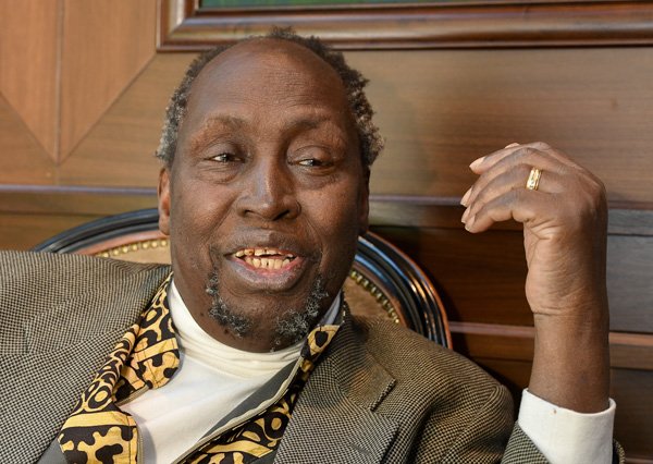 Ngũgĩ wa Thiong'o (f. 1938) är en kenyansk författare, marxist och anhängare av Franz Fanon, som numera endast skriver på modersmålet kikuyu. 1979 fängslades han utan rättegång i hemlandet efter att ha satt upp en pjäs som kritiserade den kenyanska regimen och jordägande överklassen. Foto: Jonas Ekströmer/TT.