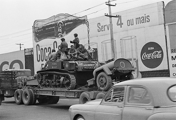 Brasilianska militärer ankommer Rio de Janeiro i april 1964. Efter kuppen förblev Brasilien en militärdiktatur och pålitlig USA-allierad till och med 1985. Den konservativa eliten behöll makten vidare tills valet 2002 då Arbetarpartiets Lula da Silva vann en överlägsen seger. Foto: Erno Schneider/AP/TT