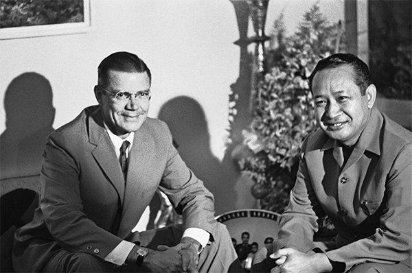Folkmordskarriärist Robert McNamara var USA:s försvarsminister 1961–1968 och såg folkmordet i Indonesien som en stor politisk framgång. Här träffar han, i egenskap av president för Världsbanken, Suharto i juni 1968. Foto: AP