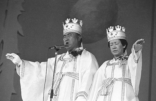Pastorn Sun Myung-moon och hans fru Hak Ja-han förrättar en massvigsel i Seoul 1982. Foto: AP