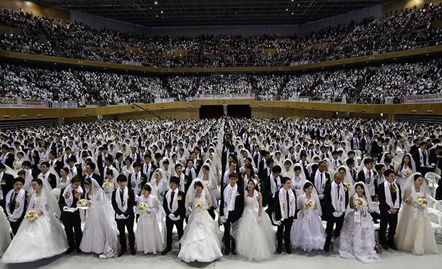 Omkring 2 500 par väntar på att gifta sig i Gapyeong 2014. Foto: Lee Jin-man/AP/TT.