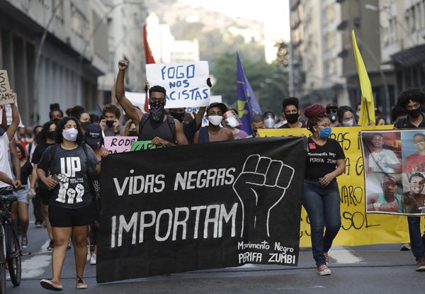 Den amerikanska proteströrelsens slagord översätts till portugisiska med Vidas negras importam. Foto: Silvia Izquierdo/AP/TT.