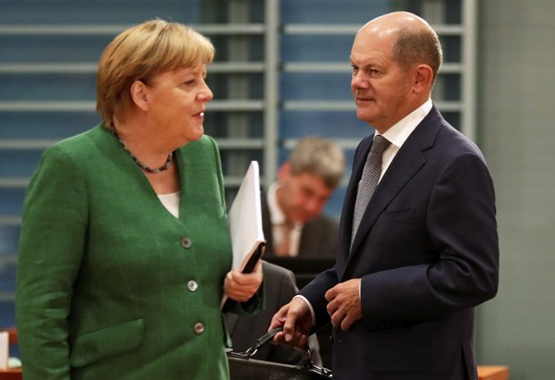 Förbundskansler Angela Merkel och hennes finansminister, tillika ny socialdemokratisk kanslerkandidat, Olaf Scholz kommer att förhöras om hanteringen av Wirecard. Foto: Hannibal Hanschke/AP/TT.