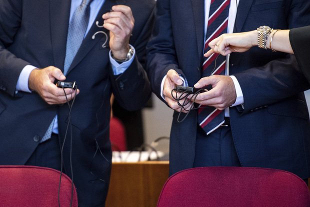Två brittiska investment­bankirer i en rättssal i Bonn. De är anklagade för att ha undan­hållit över 440 miljoner euro från tyska staten som en del av Cumex-härvan. Foto: Marius Becker/AP/TT.