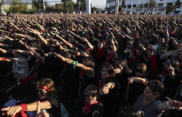 Kvinnor framför den feministiska sången Un violador en tu camino i Santiago den 9 mars 2020. Foto: Esteban Felix/AP/TT.