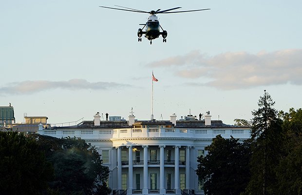 En militärhelikopter flyger över Vita huset den 2 oktober. Foto: Manuel Balce Ceneta/AP/TT.