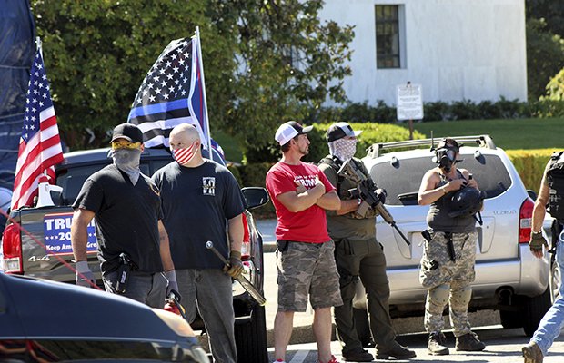Beväpnade Trump-supportrar utanför delstatsparlamentet i Salem, Oregon den 7 september. Foto: Andrew Selsky/AP/TT.