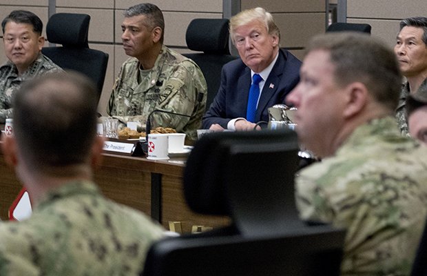 President Donald Trump deltar i en militär briefing i Pyeongtaek i Sydkorea den 7 november 2017. Foto: Andrew Harnik/AP/TT.