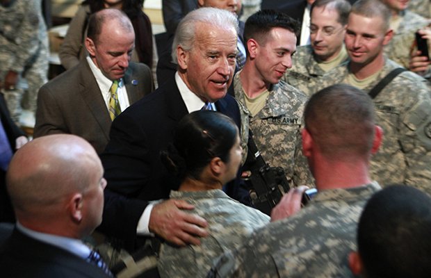 Vicepresident Joe Biden hälsar på amerikanska soldater i Camp Victory i Iraks huvudstad Bagdad den 13 januari 2011. Biden, vars son Beau tjänstgjorde i Irak innan han dog av hjärncancer den 2015, spelade en nyckelroll i upptakten till Irakkriget. Foto: Maya Alleruzzo/AP/TT.