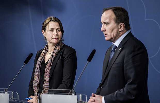 Åsa Romson och Stefan Löfven vid presskonferensen den 24 november 2015, där regeringen gjorde en helomvändning i migrationsfrågan. Foto: Lars Pehrson/SvD/TT.