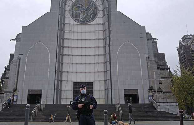 En beväpnad polis vaktar kyrkan Notre Dame i staden Lille den 1 november. Foto: Michel Spingler/AP/TT.