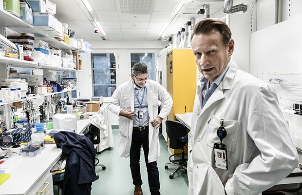 Professor Matti Sällberg, som ansvarar för KI:s corona­vaccin, säger att de snabba tillstånds­processerna inte innebär att myndigheterna slarvar. Foto: Magnus Hjalmarson Neideman/SvD/TT.