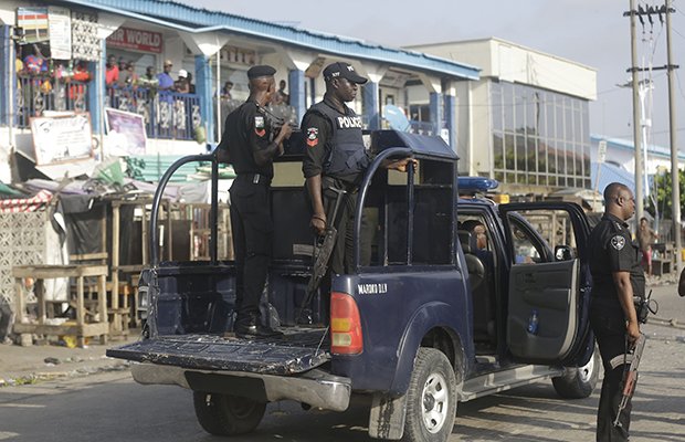 Poliser patrullerar i Nigerias största stad Lagos den 21 oktober. Foto: Sunday Alamba/AP/TT.